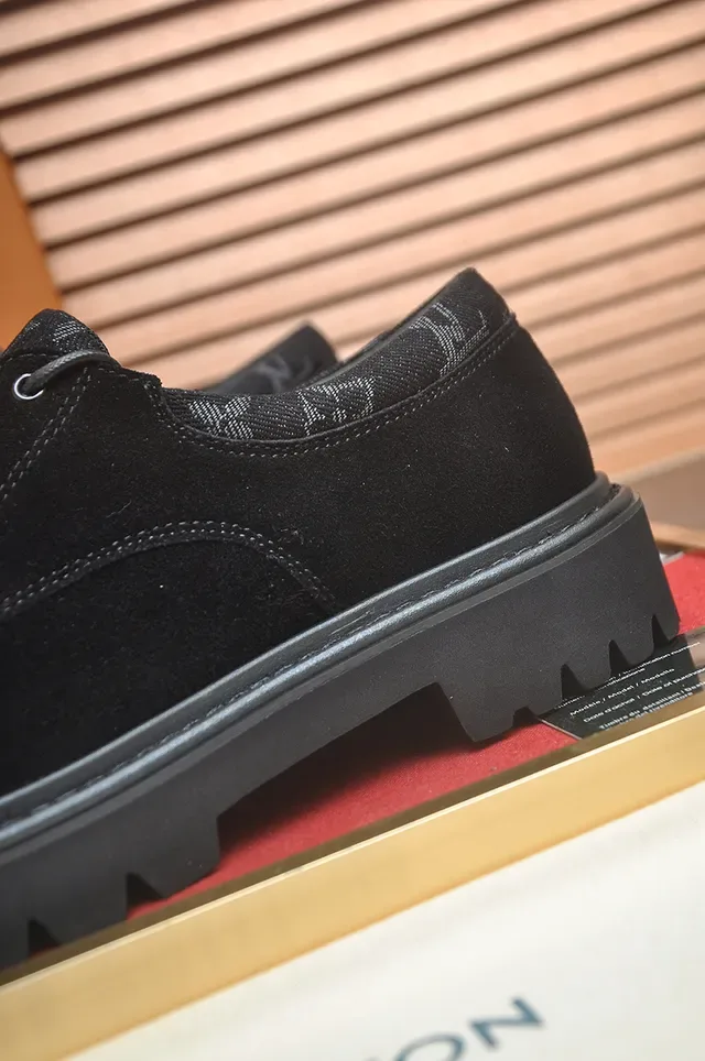 Louis Vuitton Chaussures casual en daim noir style derby avec semelle à crampons 2