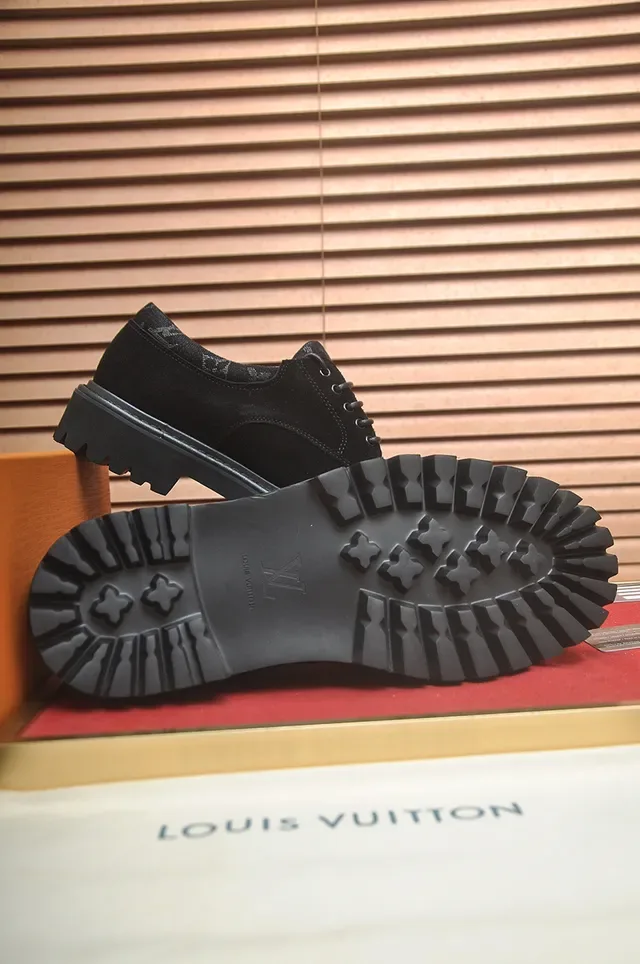 Louis Vuitton Chaussures casual en daim noir style derby avec semelle à crampons 3