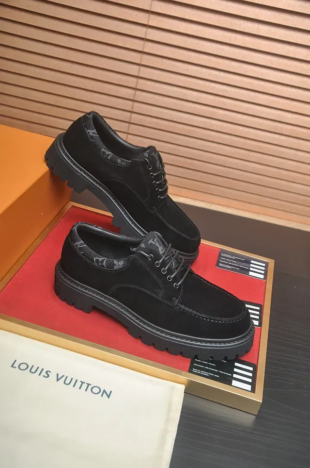 Louis Vuitton Chaussures casual en daim noir style derby avec semelle à crampons 4