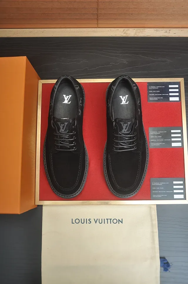 Louis Vuitton Chaussures casual en daim noir style derby avec semelle à crampons 5