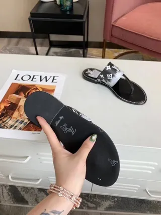 Louis Vuitton preto branco monograma-estampado corrediça brilhante sola chinelos 3