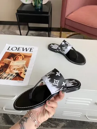 Louis Vuitton preto branco monograma-estampado corrediça brilhante sola chinelos 4