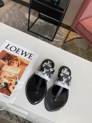 Louis Vuitton preto branco monograma-estampado corrediça brilhante sola chinelos 5