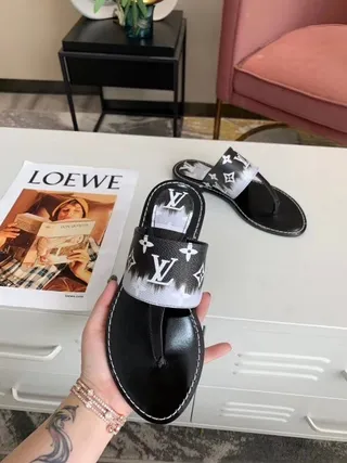 Louis Vuitton preto branco monograma-estampado corrediça brilhante sola chinelos 6