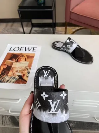 Louis Vuitton preto branco monograma-estampado corrediça brilhante sola chinelos 7