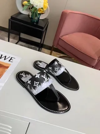Louis Vuitton preto branco monograma-estampado corrediça brilhante sola chinelos 8