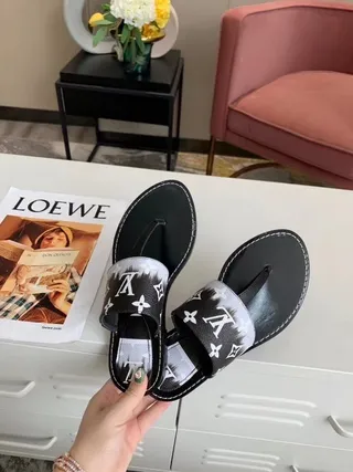 Louis Vuitton preto branco monograma-estampado corrediça brilhante sola chinelos 9