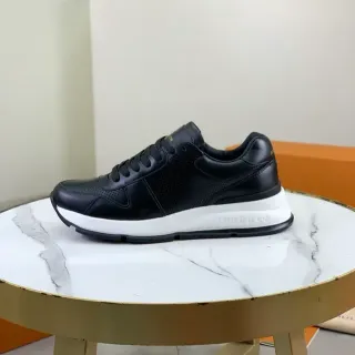 Louis Vuitton Zapatillas Lifestyle Negro Blanco Upper de Cuero Perforado Contraste Midsole