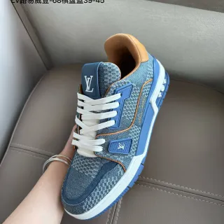 Tênis lifestyle Louis Vuitton com upper de tricô azul e bege com padrão pata de galo, moldeado e placas laterais LV