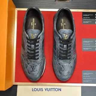 Louis Vuitton Sneakers azules negras monogramadas texturizadas con upper dorado tono gold con logos LV estilo de vida