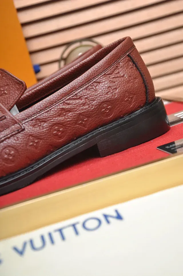 Louis Vuitton Marrom Preto Monogram-Embossed Couro Dourado Fivela LV Mocassim 2