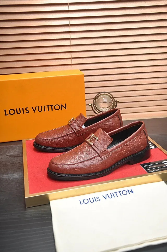 Louis Vuitton Marrom Preto Monogram-Embossed Couro Dourado Fivela LV Mocassim 9