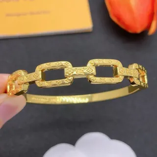 سوار سلسلة Louis Vuitton Chain Reaction منقوش مونوغرام لون ذهبي