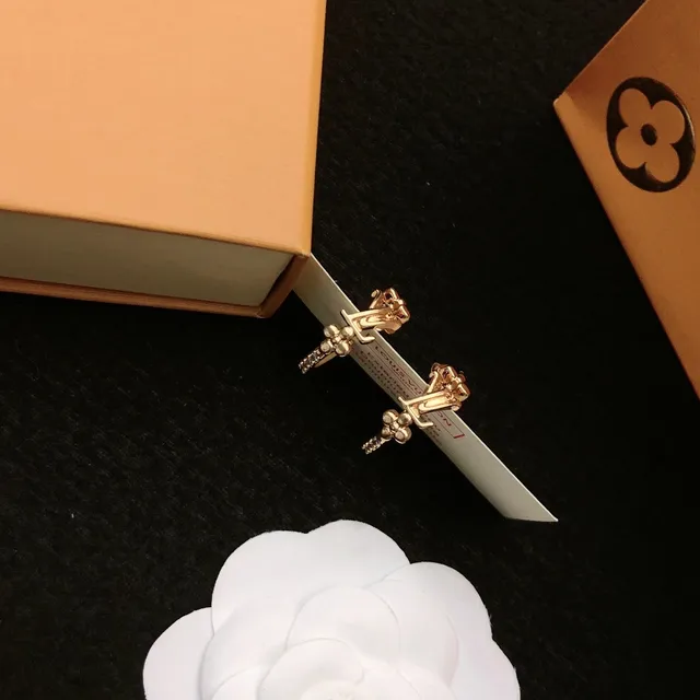 Louis Vuitton motivo floral aretes de aro dorados 2