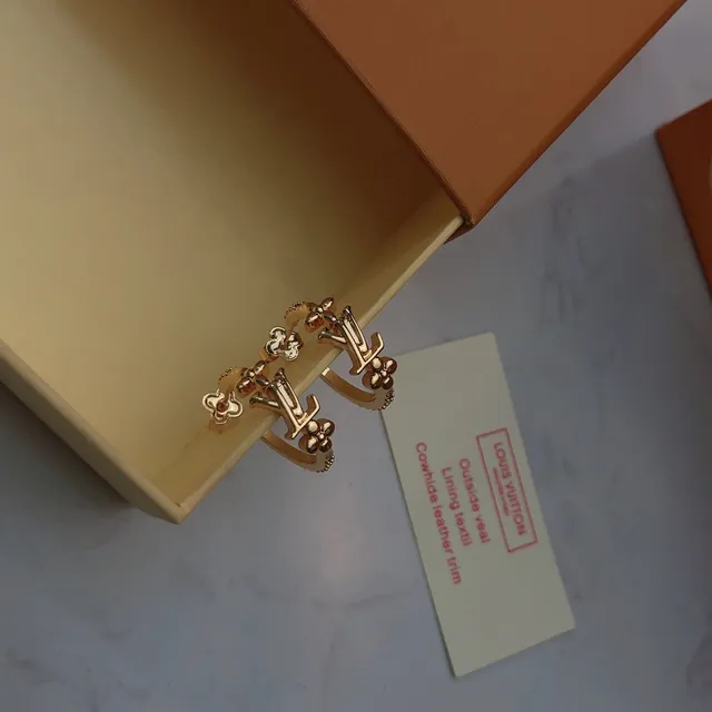 Louis Vuitton motivo floral aretes de aro dorados 3