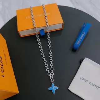 Colar Louis Vuitton Pingente Floral Corrente de Elos Azul Prata Flor Esmaltada