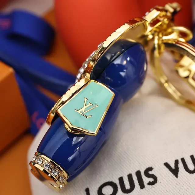 Louis Vuitton Broche avec Charm de Fleur Porte-clés en Or et Cristal Bleu 2