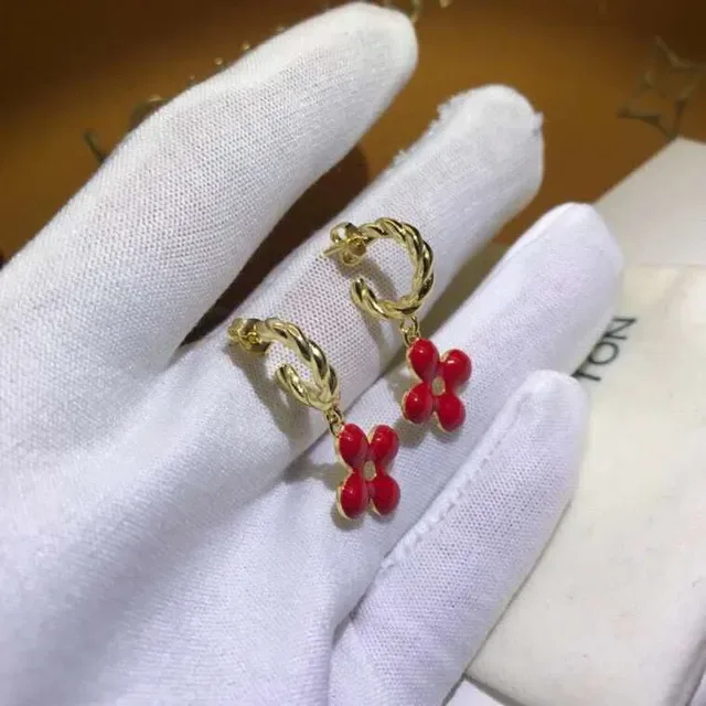 Louis Vuitton Motif Flor Rojo Dorado Hoops Metal Trenzado Charms Esmaltados Aretes 4