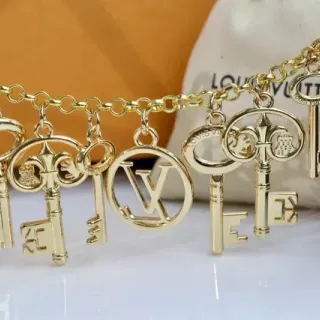 Louis Vuitton Colar de metal dourado multi-charms