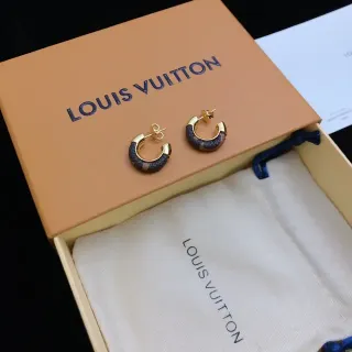 حلقات أذن Louis Vuitton ذهبي بحري شكل C معدنية