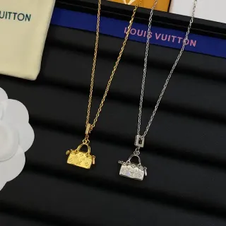 Colar Louis Vuitton pendentif de bolsa mini em ouro e prata gravado com monograma