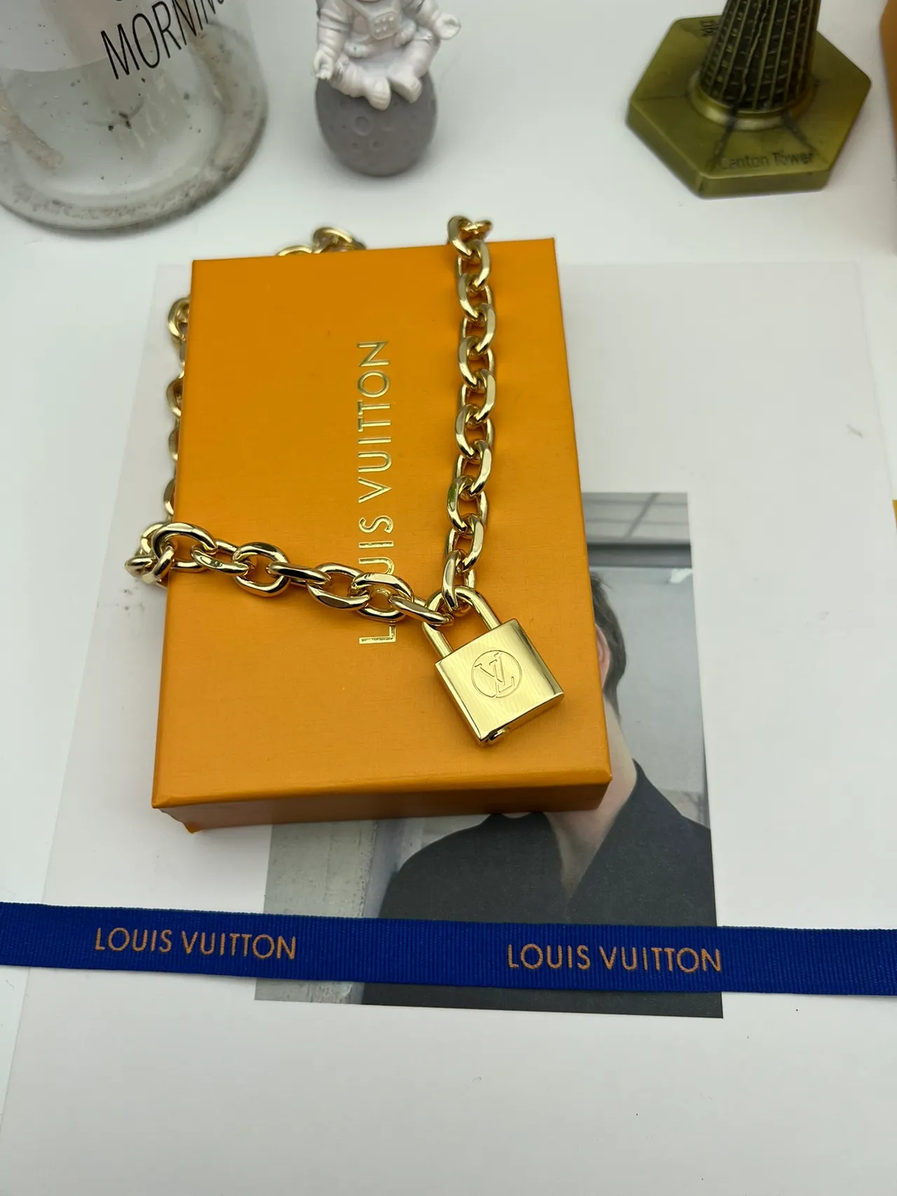 Louis Vuittonসোনালি প্যাডলক চেইন ব্যাগ 2