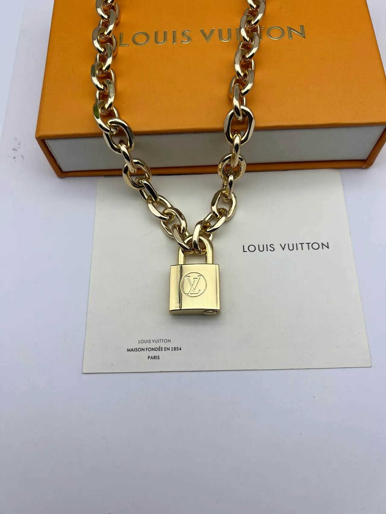 Louis Vuittonসোনালি প্যাডলক চেইন ব্যাগ 4
