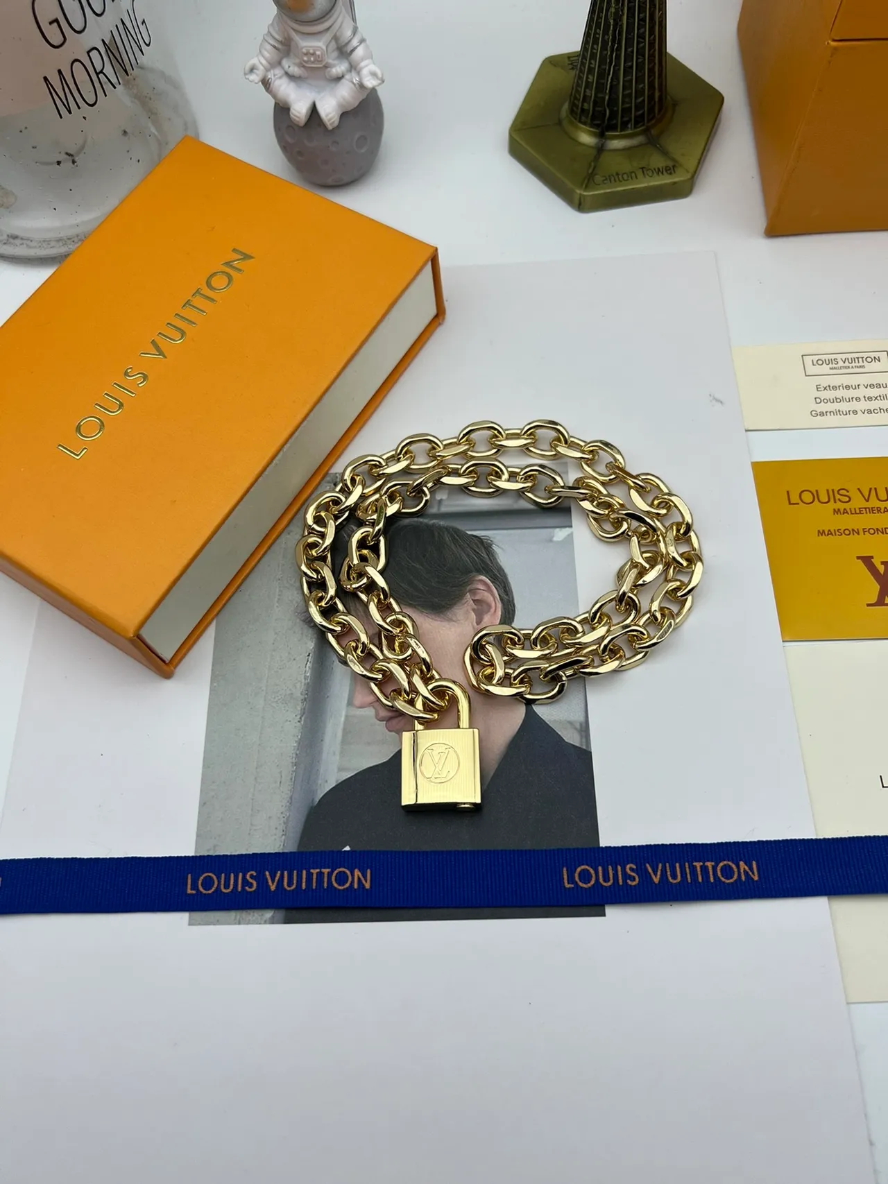 Louis Vuittonসোনালি প্যাডলক চেইন ব্যাগ 9