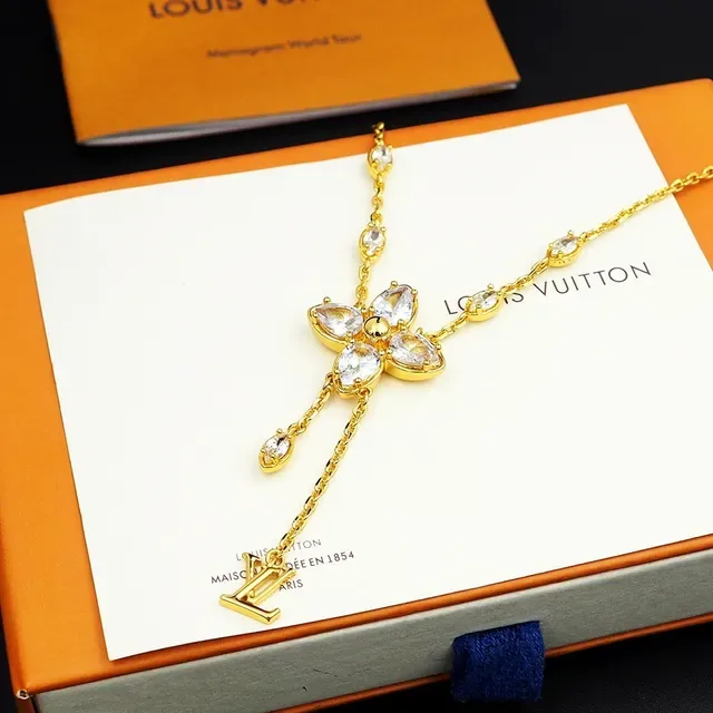 Colar Louis Vuitton Corrente Transparente com Pingente Floral de Cristal Dourado 3