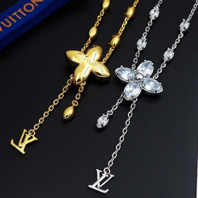 Colar Louis Vuitton Corrente Transparente com Pingente Floral de Cristal Dourado 4