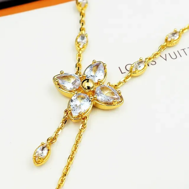 Colar Louis Vuitton Corrente Transparente com Pingente Floral de Cristal Dourado 5
