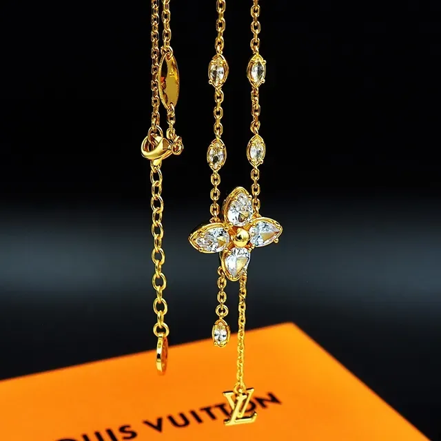 Colar Louis Vuitton Corrente Transparente com Pingente Floral de Cristal Dourado 7