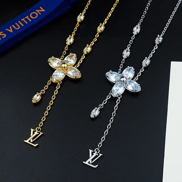 Colar Louis Vuitton Corrente Transparente com Pingente Floral de Cristal Dourado 8