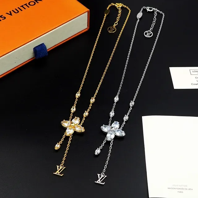 Colar Louis Vuitton Corrente Transparente com Pingente Floral de Cristal Dourado 9