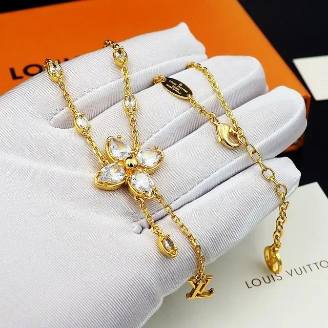 Colar Louis Vuitton Corrente Transparente com Pingente Floral de Cristal Dourado 11