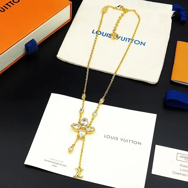 Colar Louis Vuitton Corrente Transparente com Pingente Floral de Cristal Dourado 12
