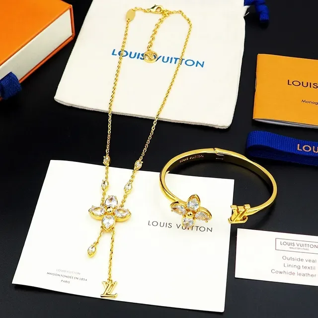 Colar Louis Vuitton Corrente Transparente com Pingente Floral de Cristal Dourado 13