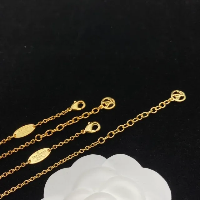 لويس فتون أقراط ذهبية شفافة بـ charm معلقة 4