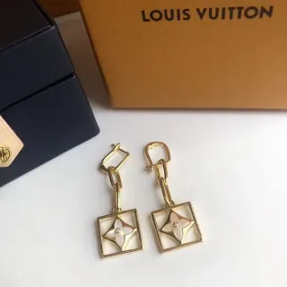 أقراط Louis Vuitton ذهبية وبيضاء مربعة قطرة زخرفة زهور رباعية