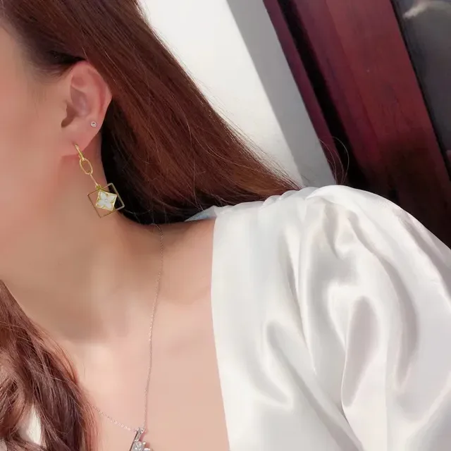 লুই ভিটন সোনালি সাদা বর্গাকার ঝুলন্ত চার পাতার ফুলের নিদর্শন কানের দুল 9