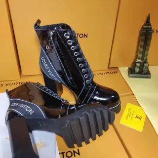 Louis Vuitton Le Cagole काली पैटेंट लेदर एंगल बूट्स