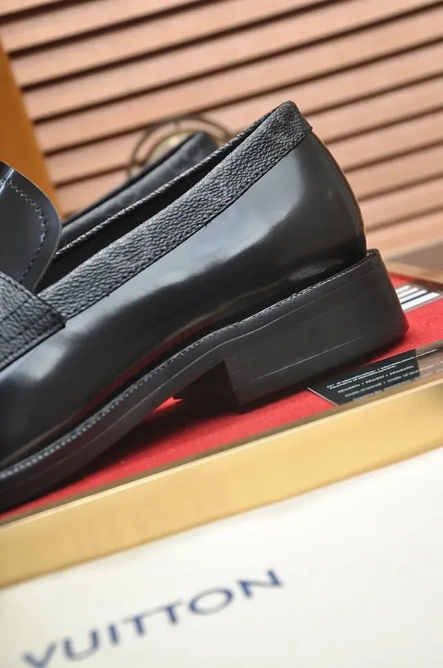 Louis Vuitton mocassin noir doré cuir poli sangle monogrammée 2