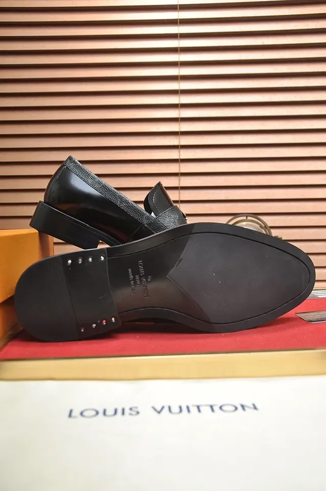 Louis Vuitton mocassin noir doré cuir poli sangle monogrammée 3