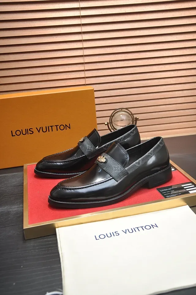 Louis Vuitton mocassin noir doré cuir poli sangle monogrammée 4