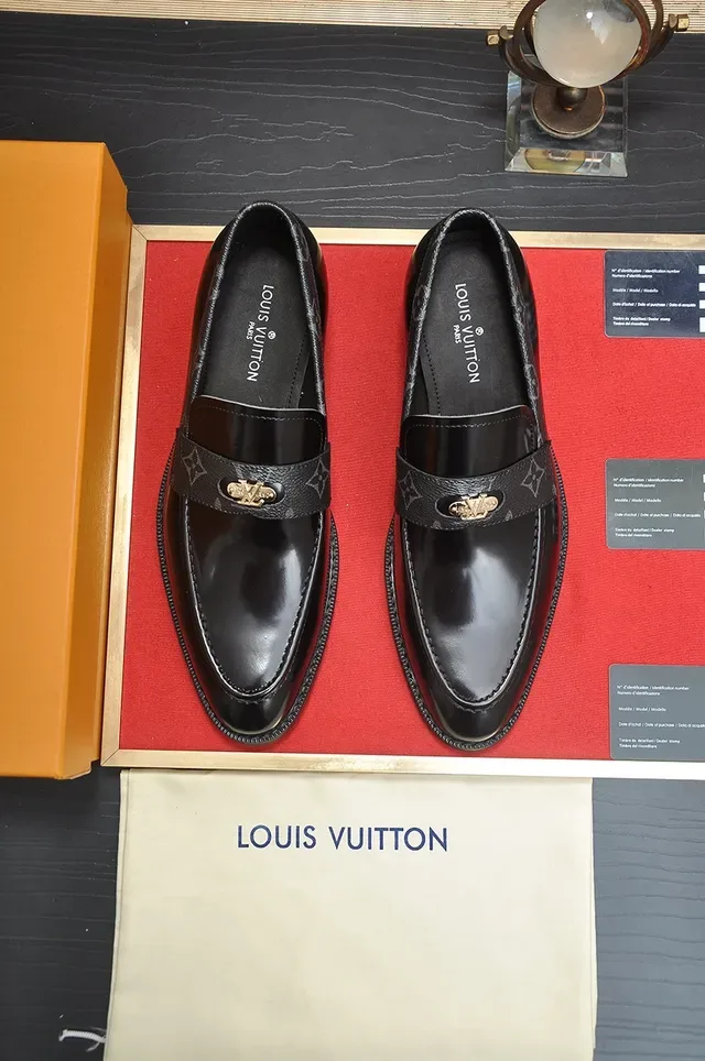 Louis Vuitton mocassin noir doré cuir poli sangle monogrammée 5