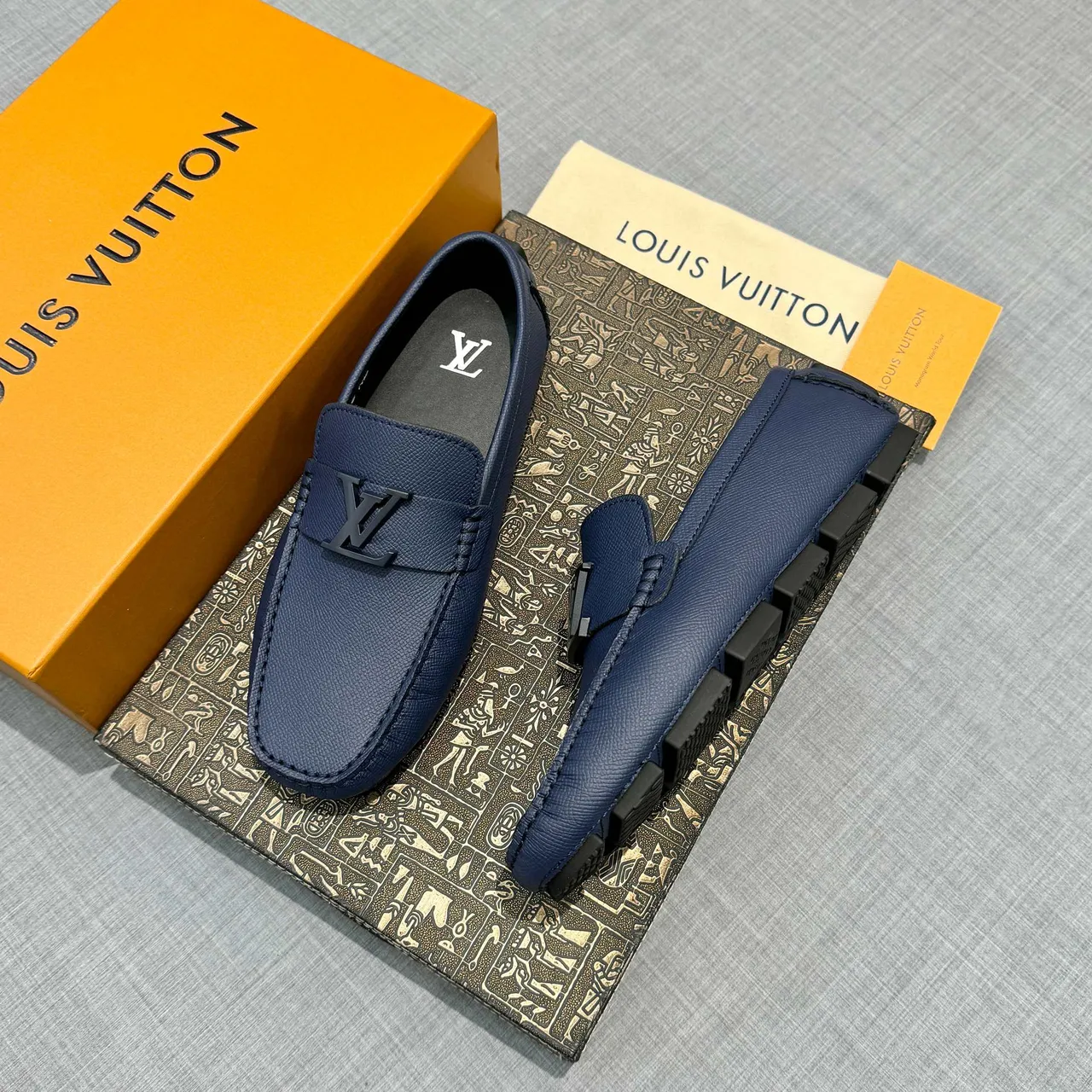 Louis Vuitton Mocasín Marino Negro Cuero Texturizado de Grano Hebilla de Metal Logo LV Mocasín 2