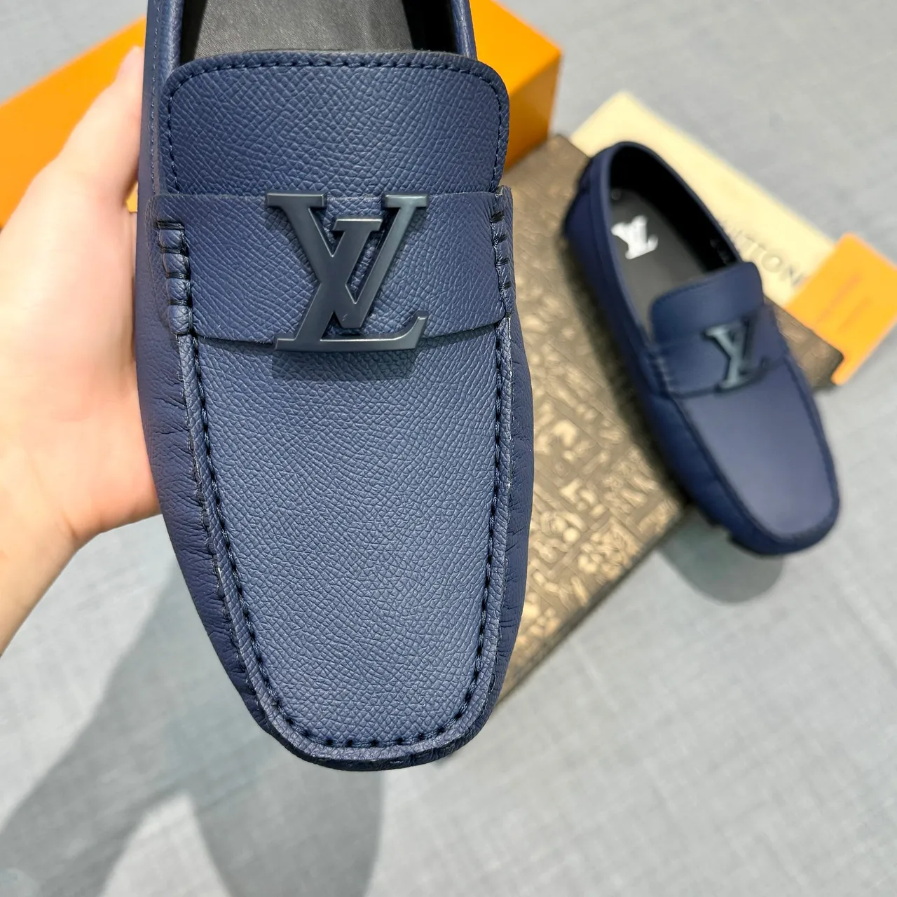 Louis Vuitton Mocasín Marino Negro Cuero Texturizado de Grano Hebilla de Metal Logo LV Mocasín 3
