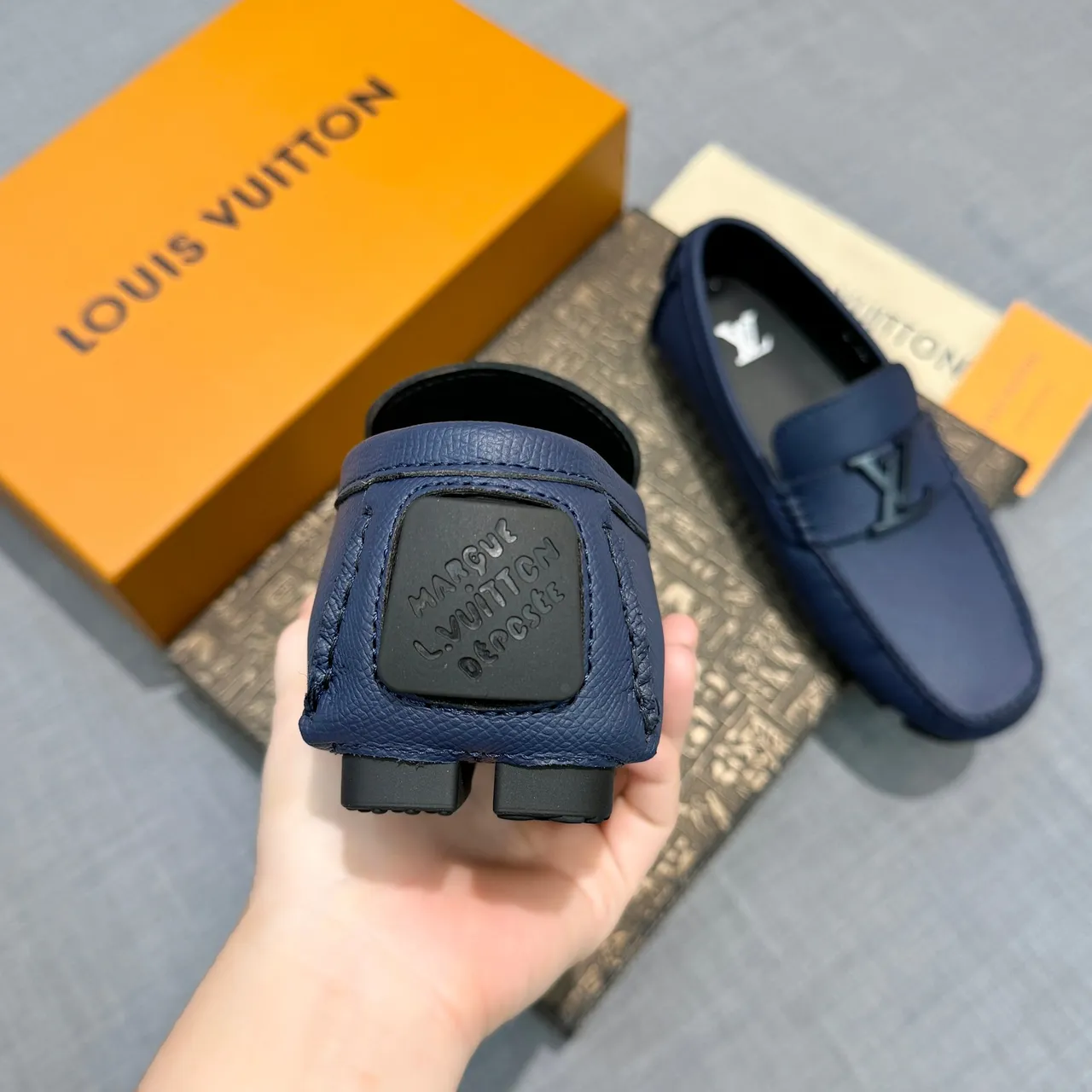 Louis Vuitton Mocasín Marino Negro Cuero Texturizado de Grano Hebilla de Metal Logo LV Mocasín 4