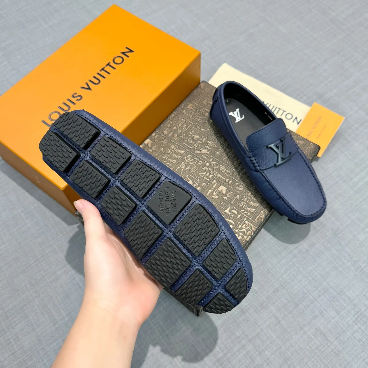 Louis Vuitton Mocasín Marino Negro Cuero Texturizado de Grano Hebilla de Metal Logo LV Mocasín 5