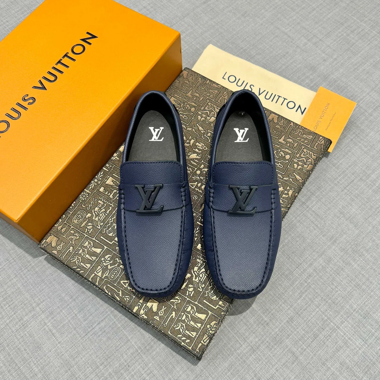Louis Vuitton Mocasín Marino Negro Cuero Texturizado de Grano Hebilla de Metal Logo LV Mocasín 6